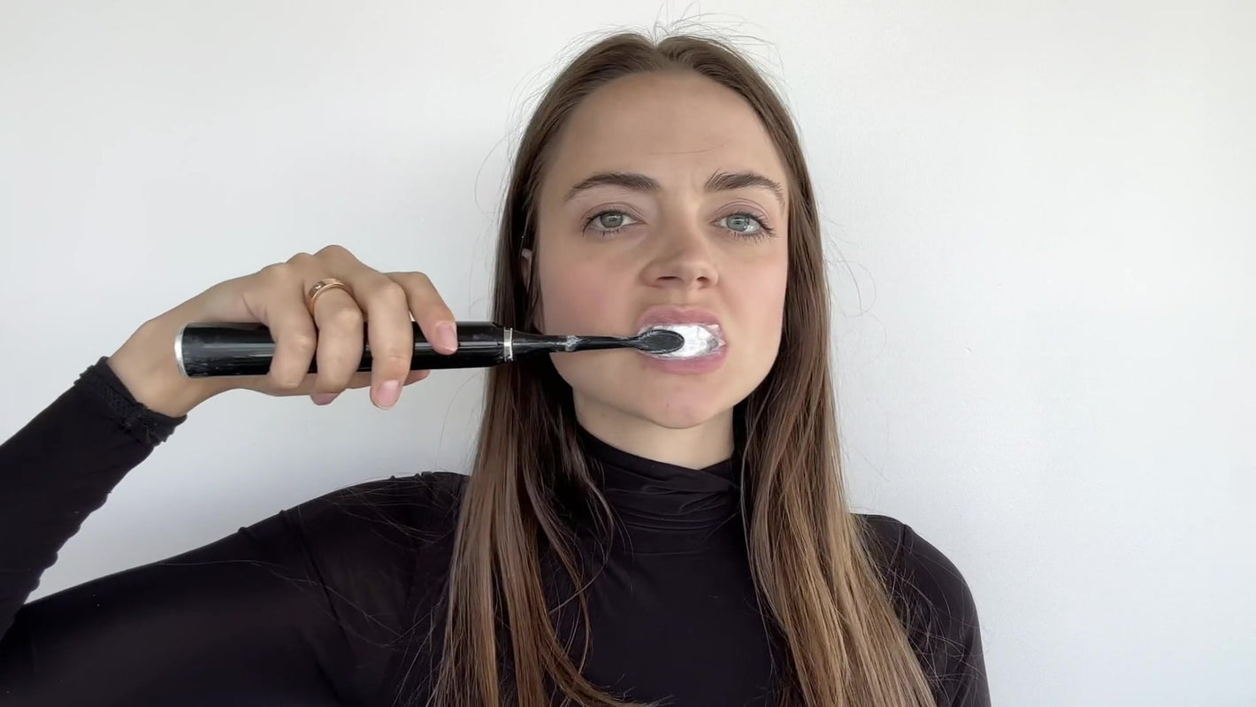 Step 2: Woman brushing teeth for 2-4 minutes with the ecobrightsmile whitening powder, white foam visible
